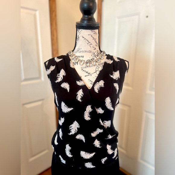 0782 White House Black Market Sleevless Feather Shell Top Size Medium - Picture 1 of 12